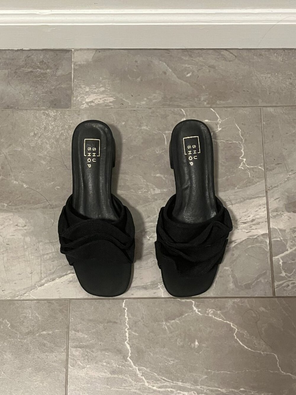 ruffle slide size 9 black